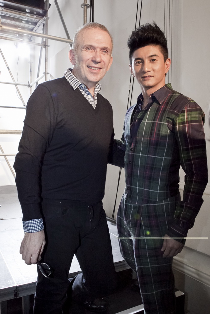 吳奇隆身著Jean Paul Gaultier 2012春夏套裝亮相秀場(chǎng)高清圖片